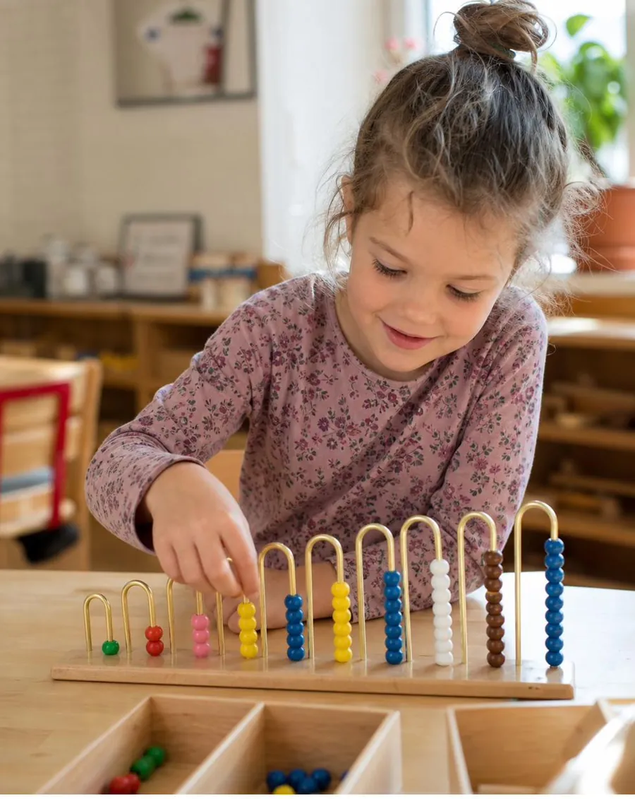Kind mit Montessori-Material